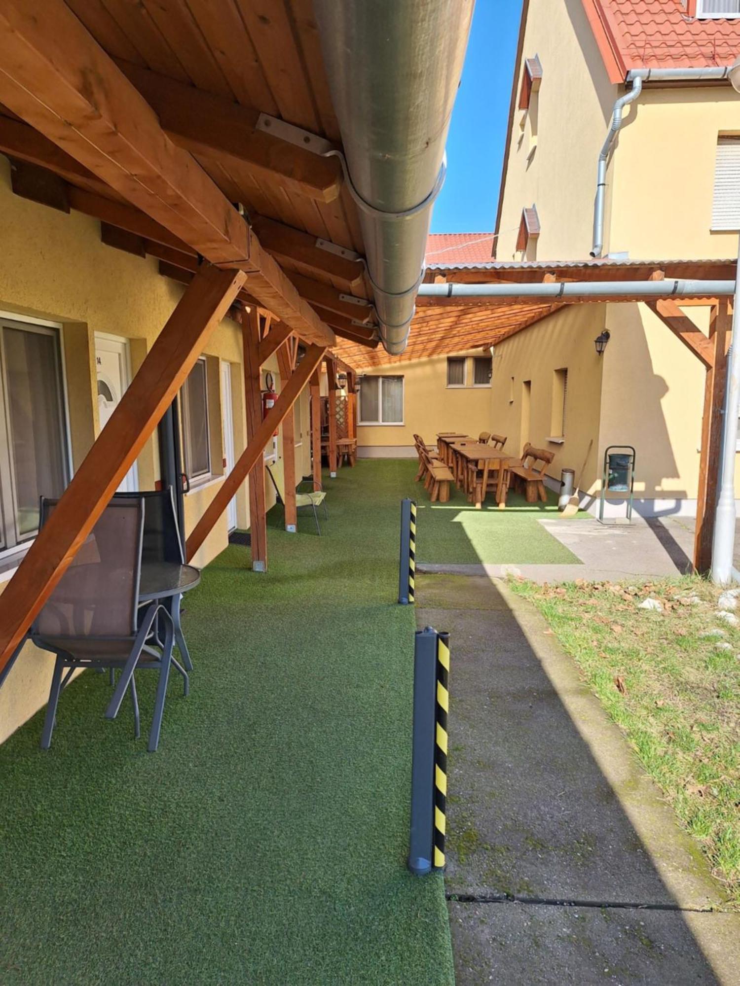 Fenyő Panzió Mezőkövesd Exterior foto
