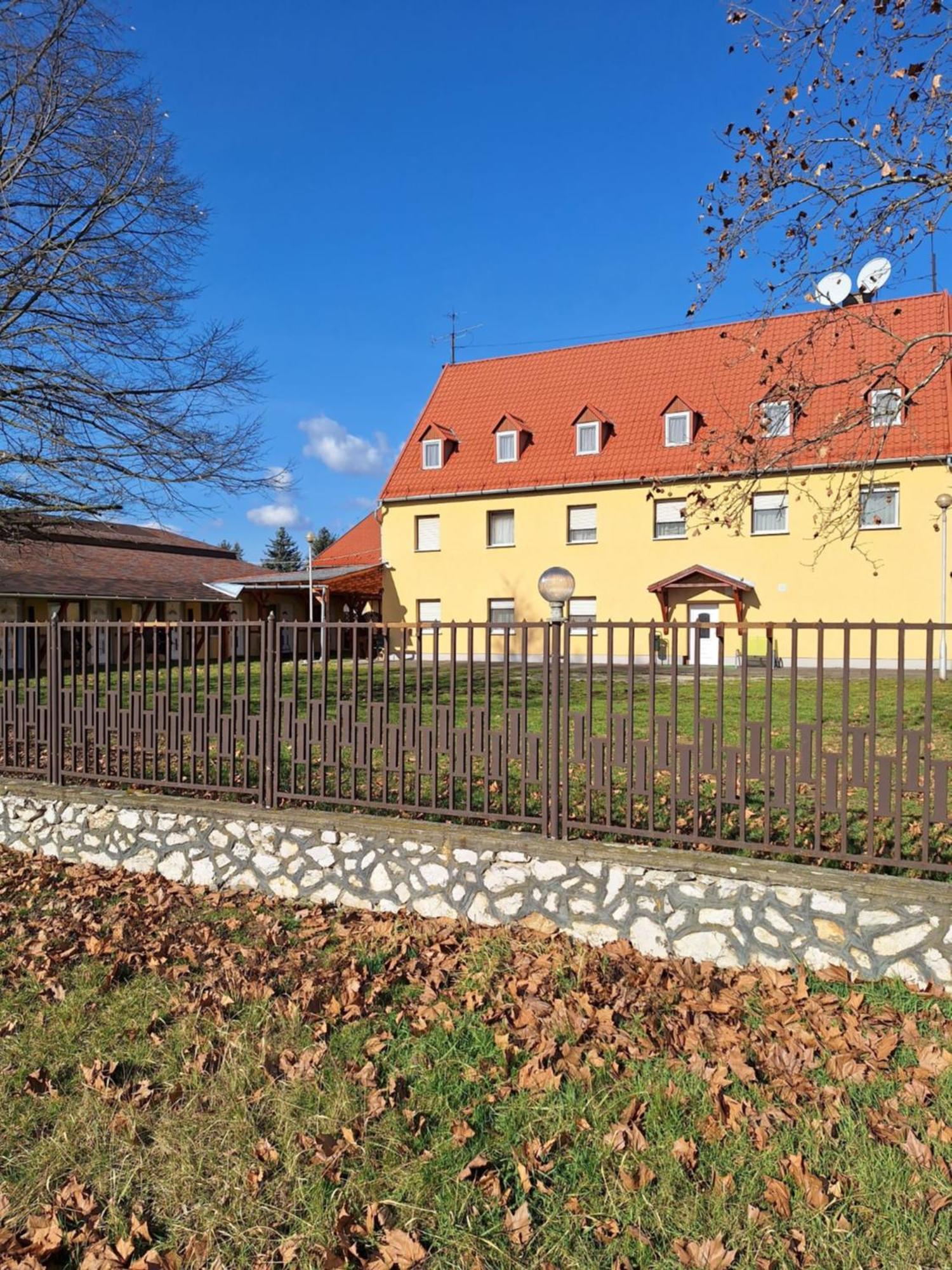 Fenyő Panzió Mezőkövesd Exterior foto