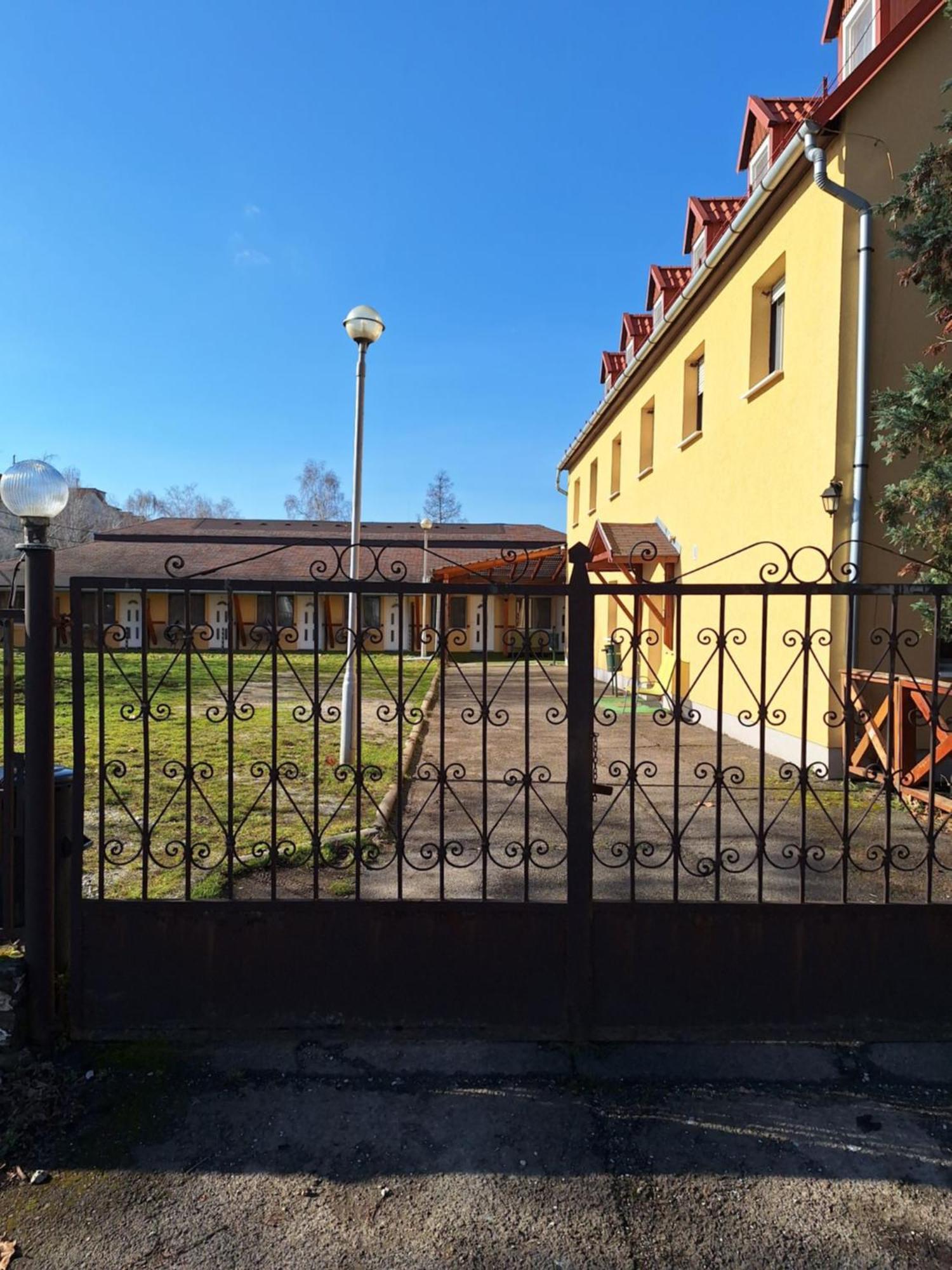 Fenyő Panzió Mezőkövesd Exterior foto