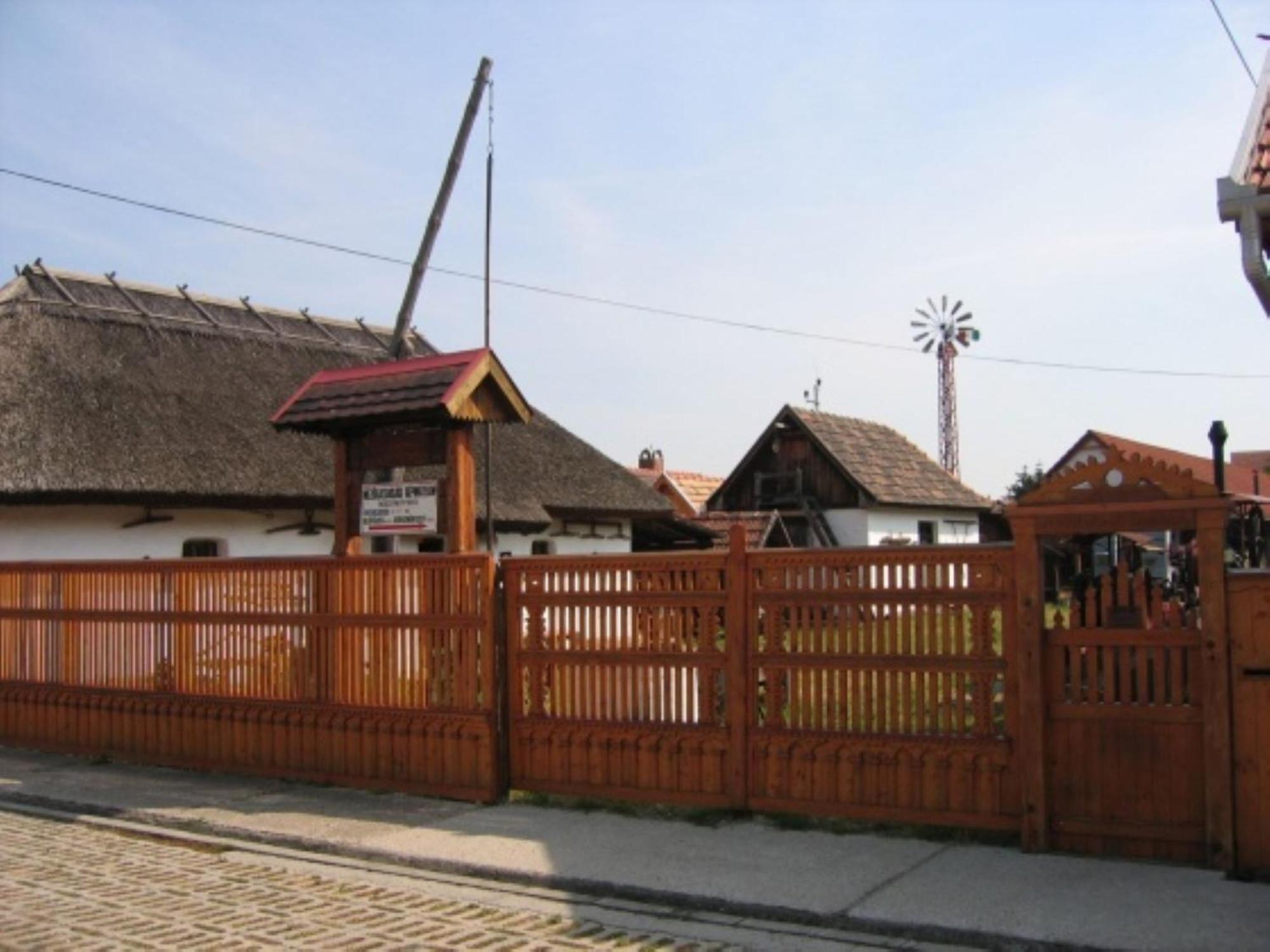 Fenyő Panzió Mezőkövesd Exterior foto