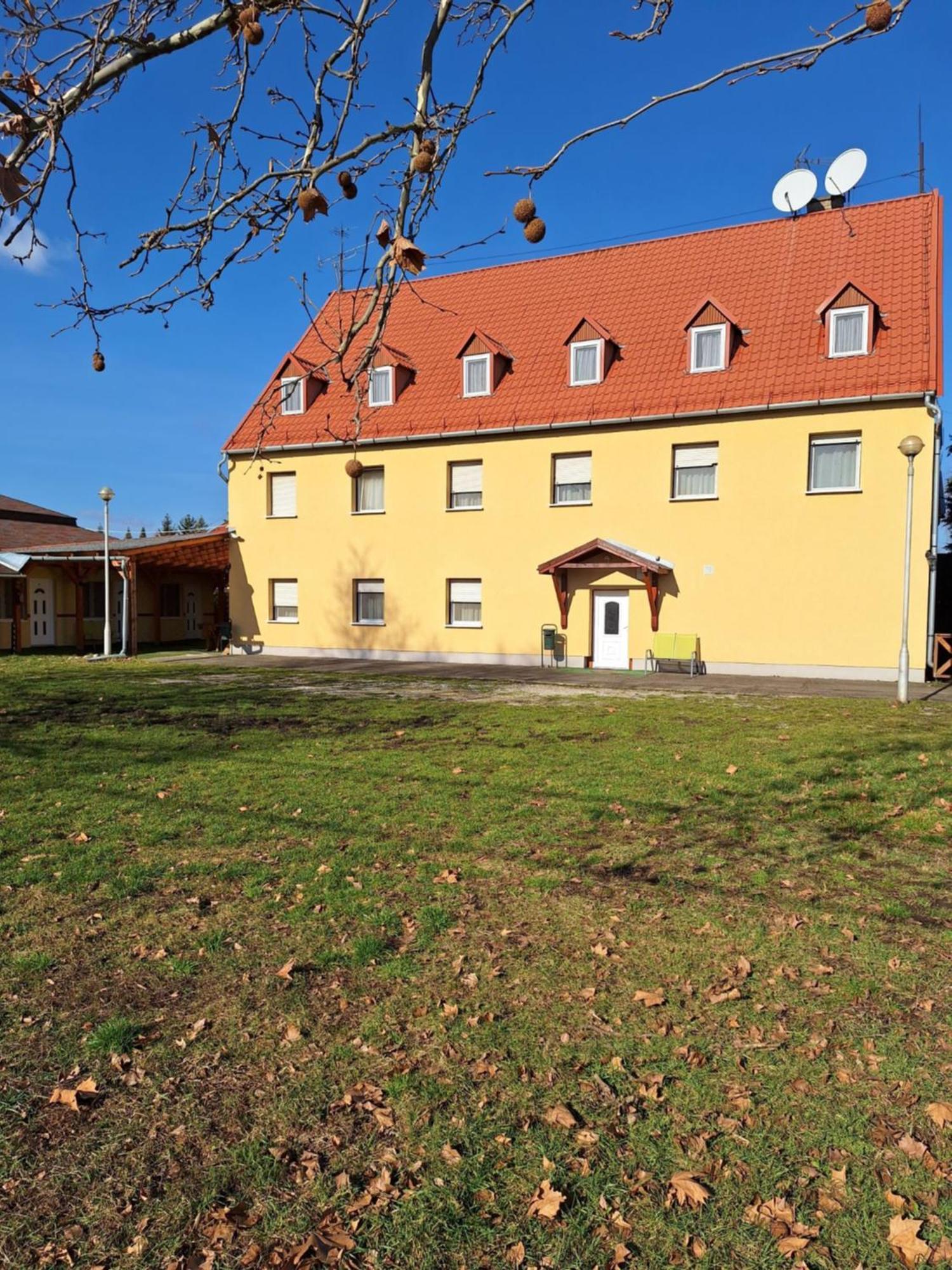 Fenyő Panzió Mezőkövesd Exterior foto
