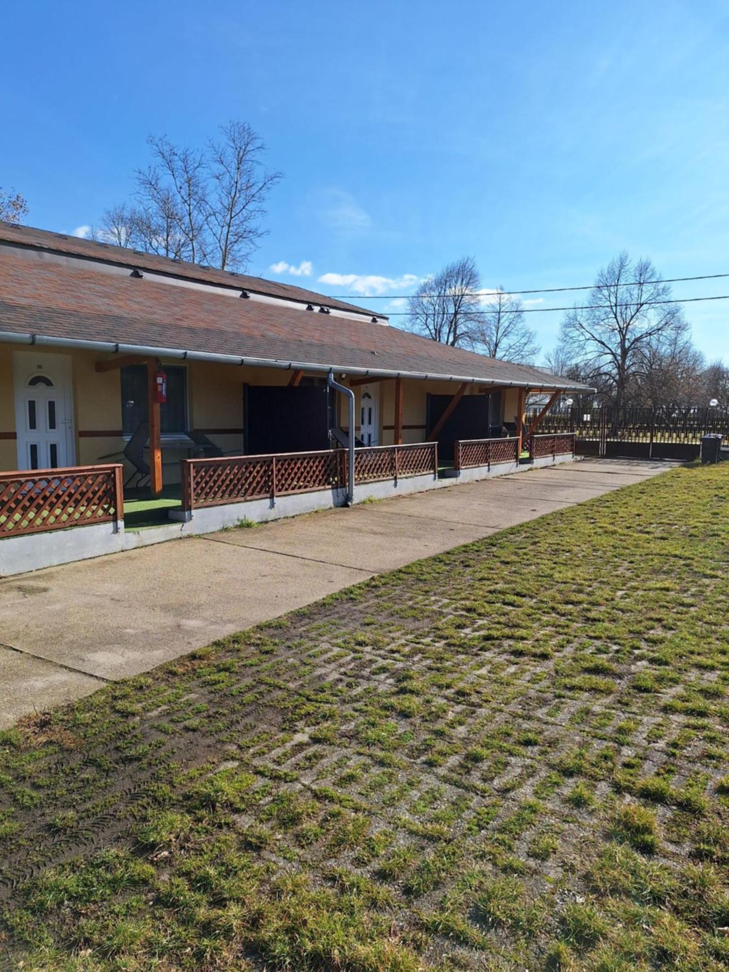 Fenyő Panzió Mezőkövesd Exterior foto